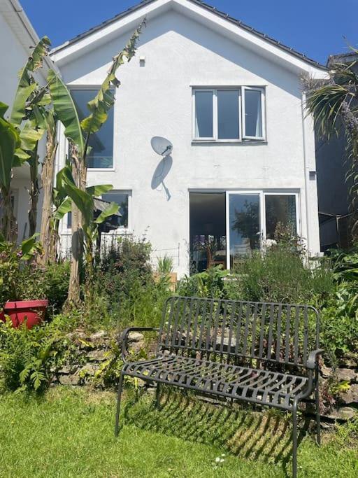 Stunning, Modern And Spacious House - トルーロー エクステリア 写真