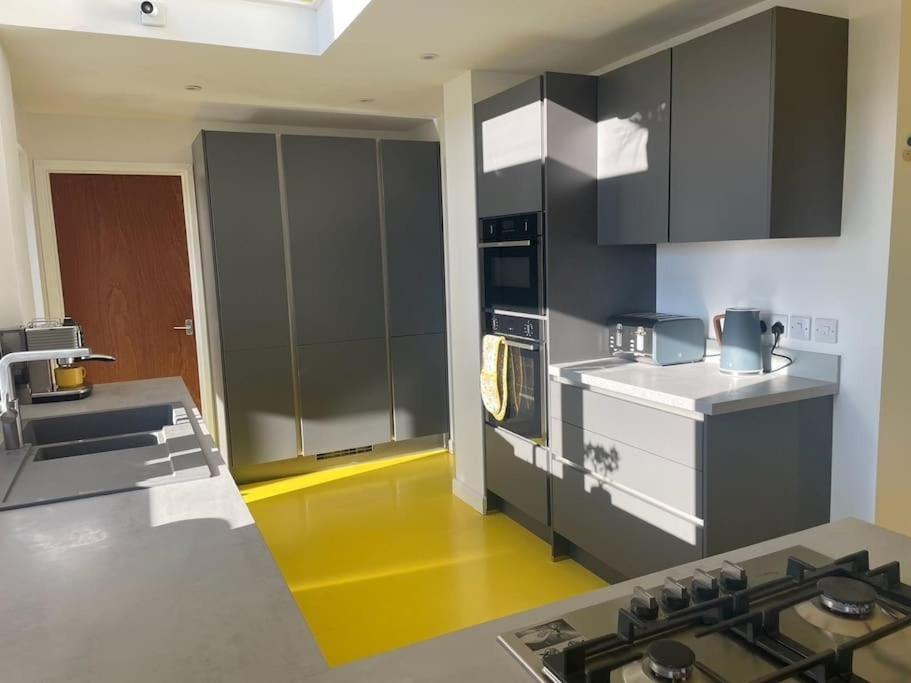 Stunning, Modern And Spacious House - トルーロー エクステリア 写真